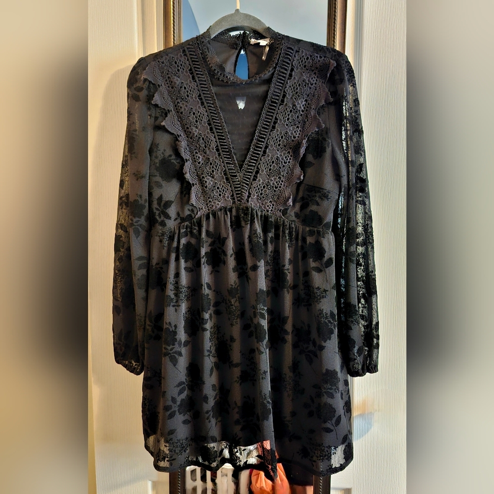 Entro Black Velvet Floral & Lace Long Sleeve Dress - Picture 2 of 8